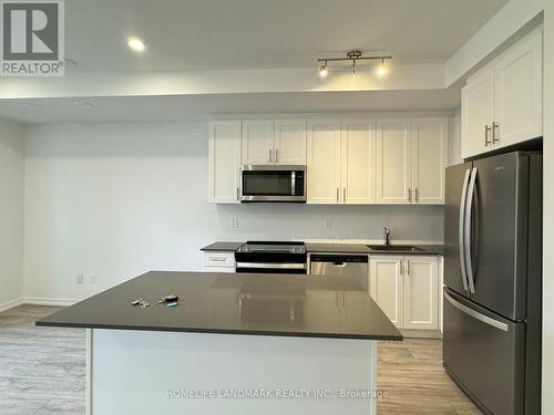 22 - 15 Lytham Green Circle, Newmarket, ON - Indoor Photo Showing Kitchen