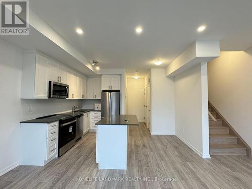 22 - 15 Lytham Green Circle, Newmarket, ON - Indoor Photo Showing Kitchen