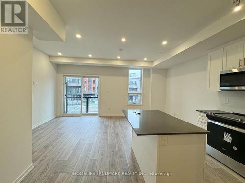 22 - 15 Lytham Green Circle, Newmarket, ON - Indoor Photo Showing Kitchen