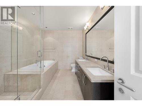 202 2200 Chippendale Road, West Vancouver, BC - Indoor Photo Showing Bathroom