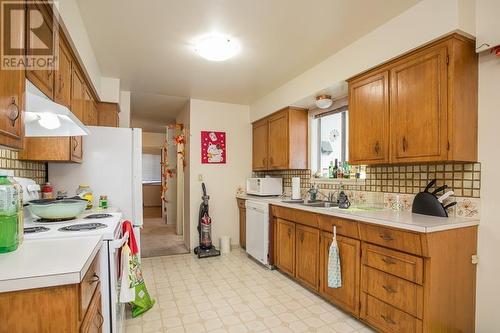 8211 Fairbrook Crescent, Richmond, BC - Indoor Photo Showing Kitchen With Double Sink