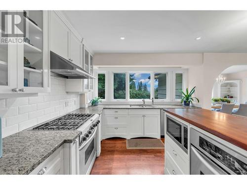 1340 Palmerston Avenue, West Vancouver, BC - Indoor Photo Showing Kitchen With Double Sink With Upgraded Kitchen