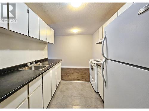 109 625 Reid Street, Quesnel, BC - Indoor Photo Showing Kitchen With Double Sink