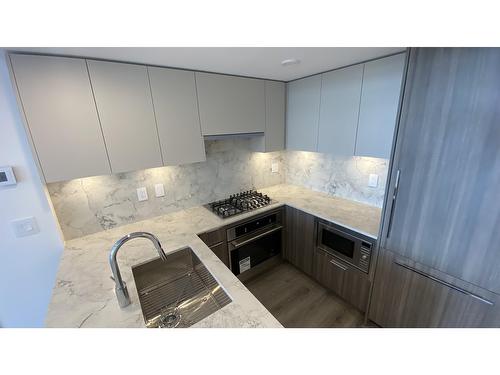 1803 10333 133 Street, Surrey, BC - Indoor Photo Showing Kitchen With Upgraded Kitchen