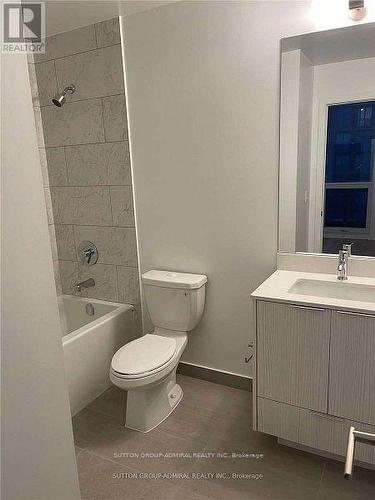 517 - 32 Forest Manor Road, Toronto, ON - Indoor Photo Showing Bathroom