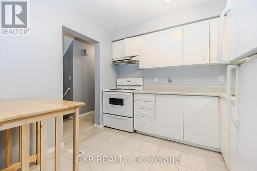 2 - 125 Sekura Crescent, Cambridge, ON - Indoor Photo Showing Kitchen