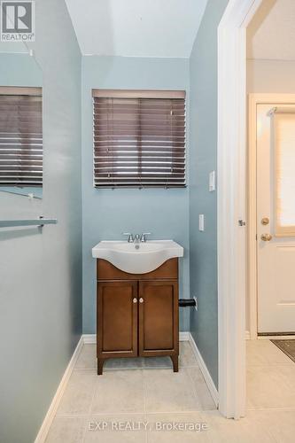 2 - 125 Sekura Crescent, Cambridge, ON - Indoor Photo Showing Bathroom