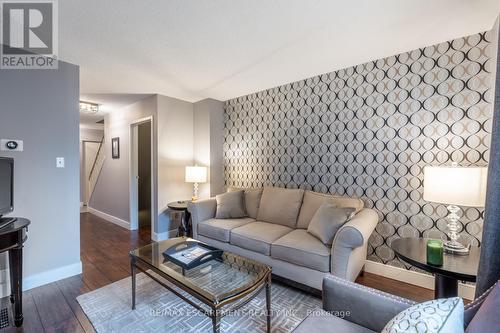 46 - 33 Rochelle Avenue, Hamilton, ON - Indoor Photo Showing Living Room