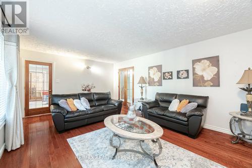 41 Jadestone Court, Kitchener, ON - Indoor Photo Showing Living Room