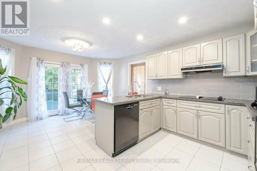 41 Jadestone Court, Kitchener, ON - Indoor Photo Showing Kitchen