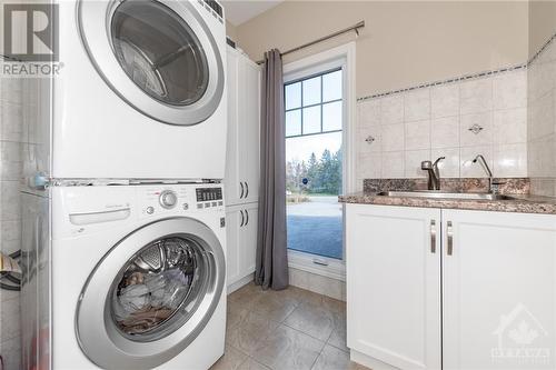 1620 Sequoia Drive, Ottawa, ON - Indoor Photo Showing Laundry Room