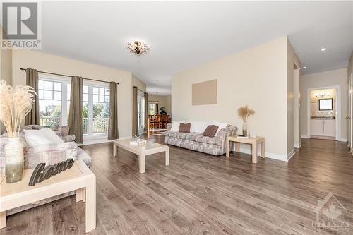 1620 Sequoia Drive, Ottawa, ON - Indoor Photo Showing Living Room