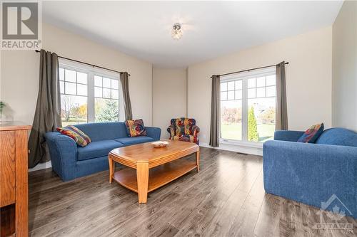 1620 Sequoia Drive, Ottawa, ON - Indoor Photo Showing Living Room