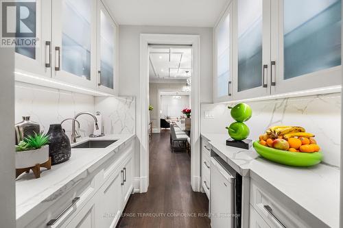 1 Abbotsford Road, Toronto, ON - Indoor Photo Showing Kitchen With Upgraded Kitchen