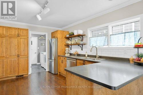 10 Sherwood Crescent, Belleville, ON - Indoor Photo Showing Kitchen With Double Sink