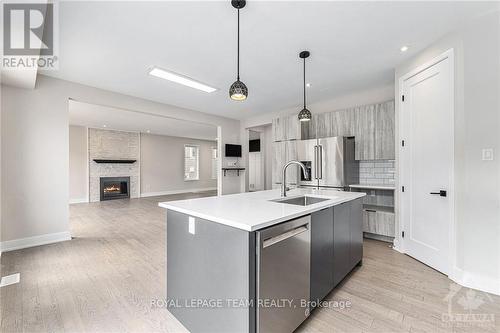 147 Equitation Circle, Ottawa, ON - Indoor Photo Showing Kitchen With Upgraded Kitchen