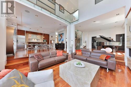 622 Kozel Court, Mississauga, ON - Indoor Photo Showing Living Room