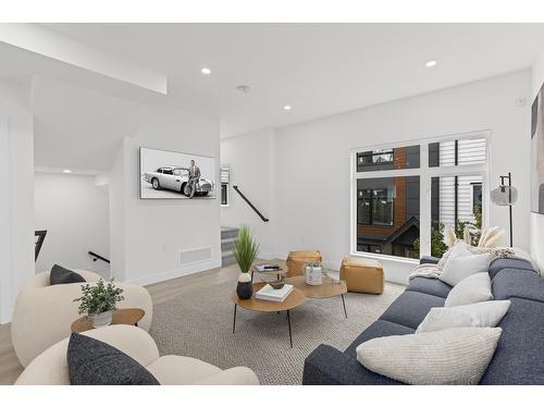 43 1959 165A Street, Surrey, colombie-britannique - Indoor Photo Showing Living Room