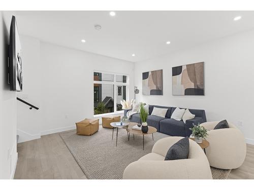 43 1959 165A Street, Surrey, colombie-britannique - Indoor Photo Showing Living Room