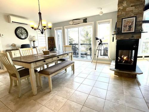 Salle Ã  manger - 135 Ch. Des Bouleaux, Lac-Des-Écorces, QC - Indoor Photo Showing Dining Room With Fireplace