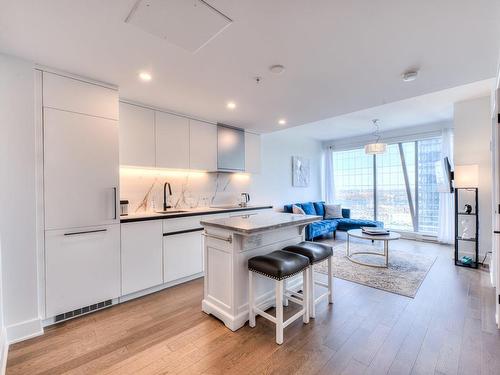 Salon - 3208-720 Rue St-Jacques, Montréal (Ville-Marie), QC - Indoor Photo Showing Kitchen With Upgraded Kitchen