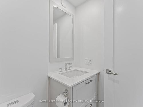 2033-20 Inn On The Park Dr, Toronto, ON - Indoor Photo Showing Bathroom