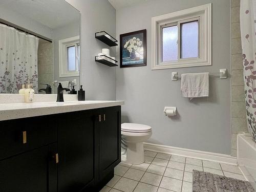 3803 Laurenclaire Dr, Mississauga, ON - Indoor Photo Showing Bathroom