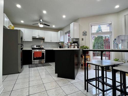 3803 Laurenclaire Dr, Mississauga, ON - Indoor Photo Showing Kitchen