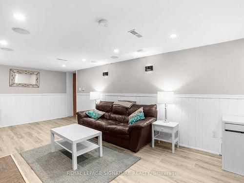 392 E 43Rd St, Hamilton, ON - Indoor Photo Showing Living Room