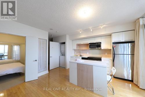 2310 - 25 Carlton Street, Toronto, ON - Indoor Photo Showing Kitchen