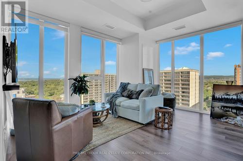 1402 - 500 Brock Avenue, Burlington, ON - Indoor Photo Showing Living Room