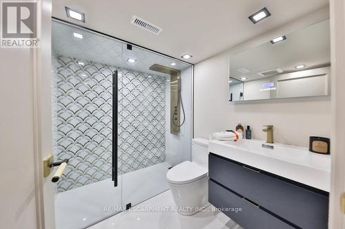 55 West 22Nd Street, Hamilton, ON - Indoor Photo Showing Bathroom