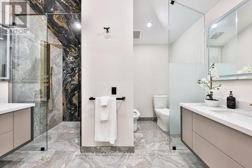 55 West 22Nd Street, Hamilton, ON - Indoor Photo Showing Bathroom