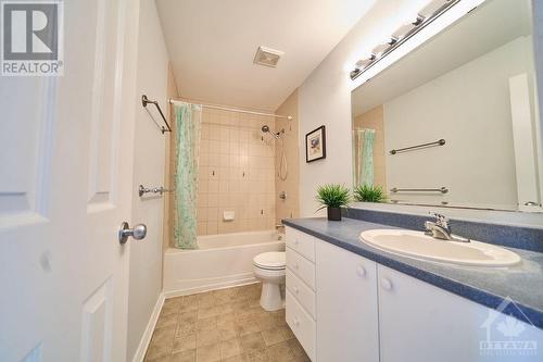 Family bathroom - 348 Selene Way, Ottawa, ON - Indoor Photo Showing Bathroom