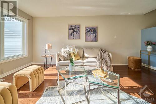 348 Selene Way, Ottawa, ON - Indoor Photo Showing Living Room