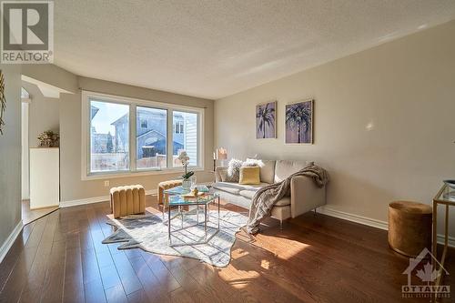 348 Selene Way, Ottawa, ON - Indoor Photo Showing Living Room