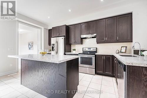 8 Military Crescent, Brampton, ON - Indoor Photo Showing Kitchen With Upgraded Kitchen