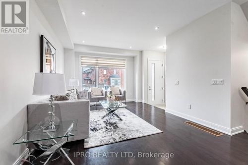 8 Military Crescent, Brampton, ON - Indoor Photo Showing Living Room