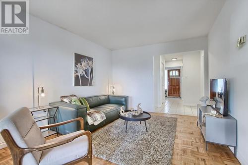 45 - 11 Plaisance Road, Richmond Hill, ON - Indoor Photo Showing Living Room