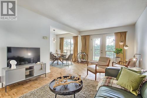 45 - 11 Plaisance Road, Richmond Hill, ON - Indoor Photo Showing Living Room