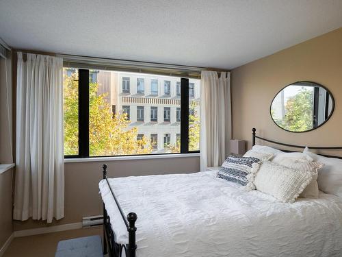 402-751 Fairfield Rd, Victoria, BC - Indoor Photo Showing Bedroom