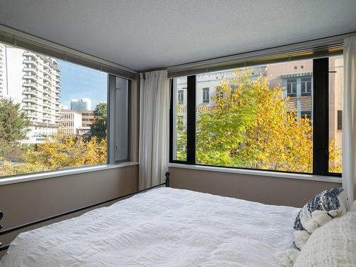 402-751 Fairfield Rd, Victoria, BC - Indoor Photo Showing Bedroom