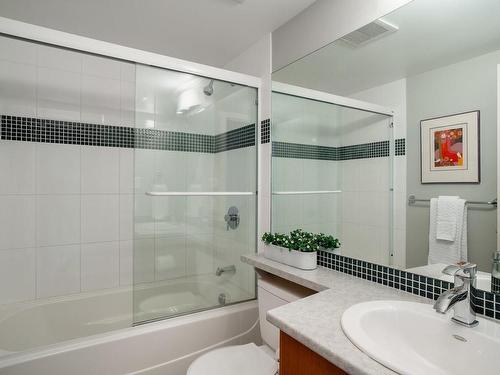 402-751 Fairfield Rd, Victoria, BC - Indoor Photo Showing Bathroom