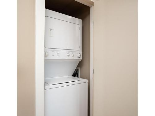 402-751 Fairfield Rd, Victoria, BC - Indoor Photo Showing Laundry Room