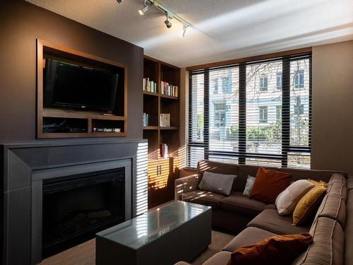 402-751 Fairfield Rd, Victoria, BC - Indoor Photo Showing Living Room With Fireplace