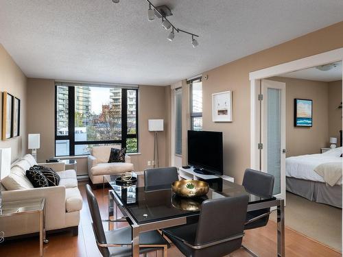 402-751 Fairfield Rd, Victoria, BC - Indoor Photo Showing Living Room