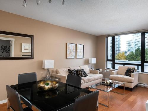 402-751 Fairfield Rd, Victoria, BC - Indoor Photo Showing Living Room