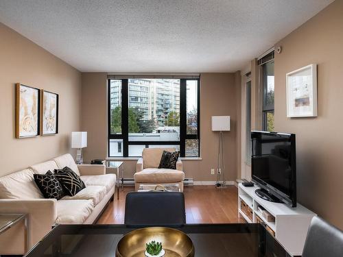 402-751 Fairfield Rd, Victoria, BC - Indoor Photo Showing Living Room