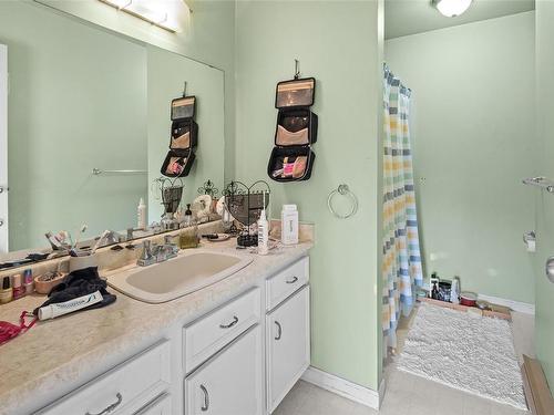 961 Shearwater St, Esquimalt, BC - Indoor Photo Showing Bathroom