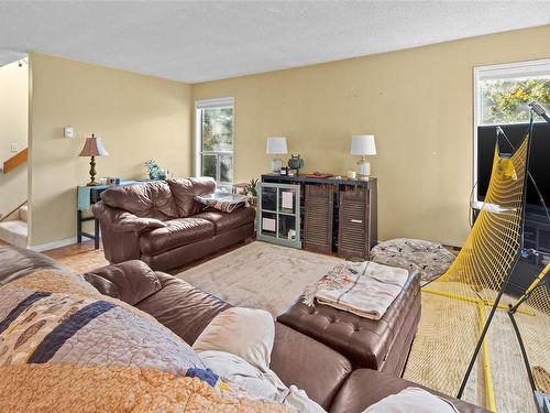 961 Shearwater St, Esquimalt, BC - Indoor Photo Showing Living Room